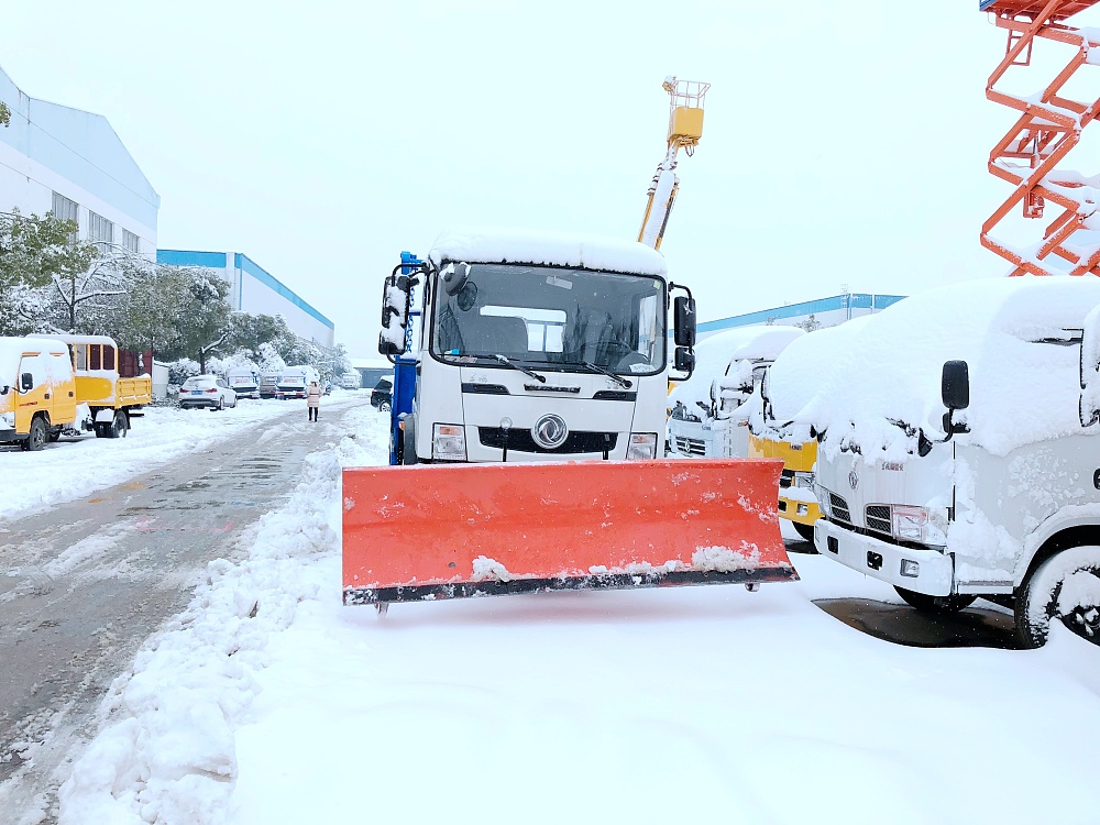 東風(fēng)T3擺臂垃圾車帶推雪鏟設(shè)備