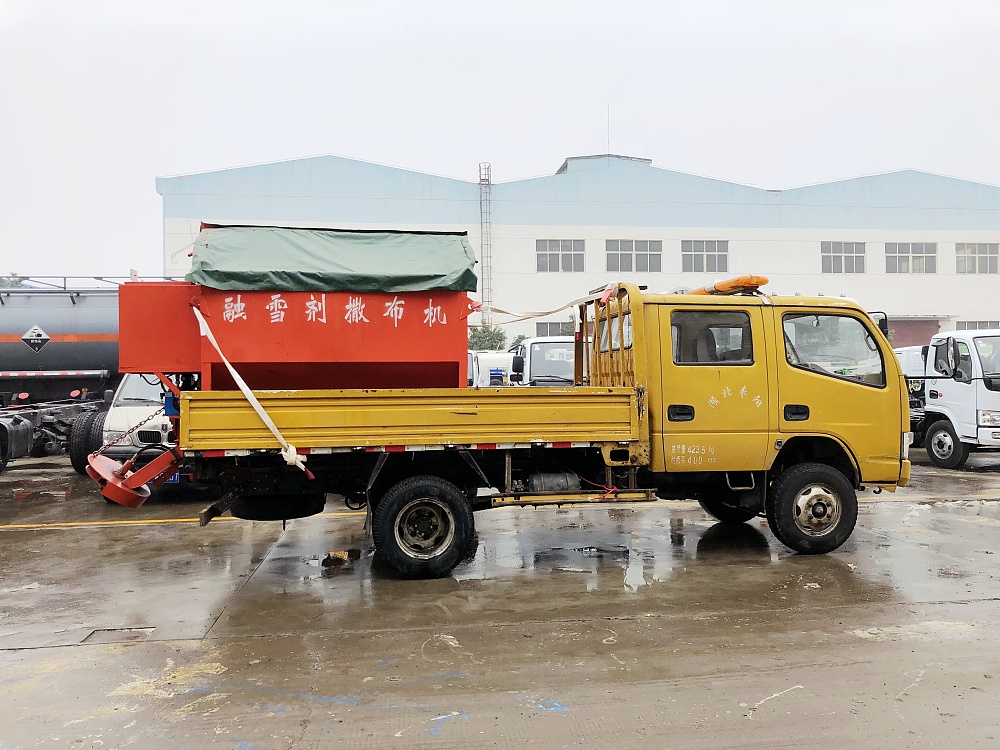 東風(fēng)雙排座貨車帶融雪劑撒布機